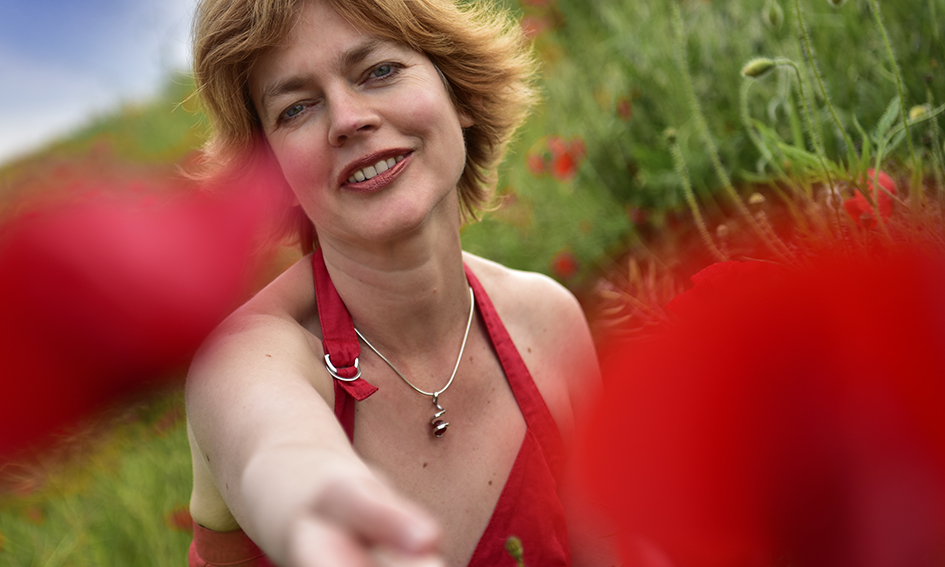 Mooie vrouw met rode jurk in veld klaprozen 4