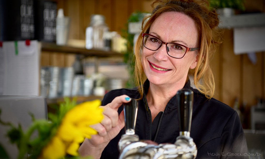 Portret van vrouw achter de tap in haar bedrijf