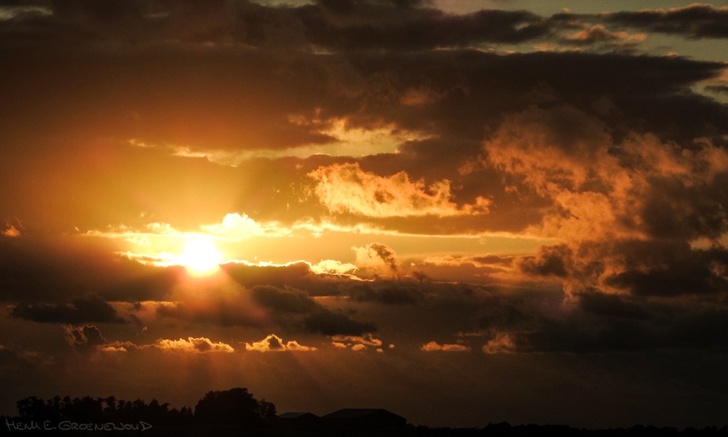 Zonsondergang met wolken en gouden zonlicht, mooi voor portretten